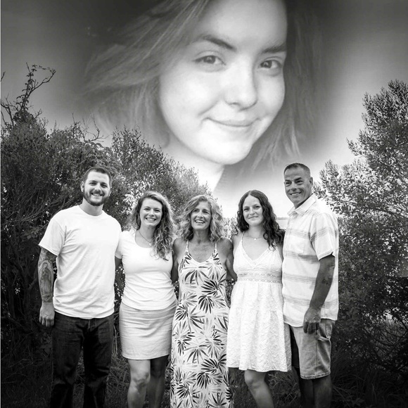 Like my flyer to be notified when I go live! - Picture 4 of 11